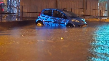 Dezastru după furtunile din țară. UPDATE Pană de curent în județul Brașov turiștii pleacă de la munte. Constanța este sub ape peste 300 de intervenții în Capitală VIDEO