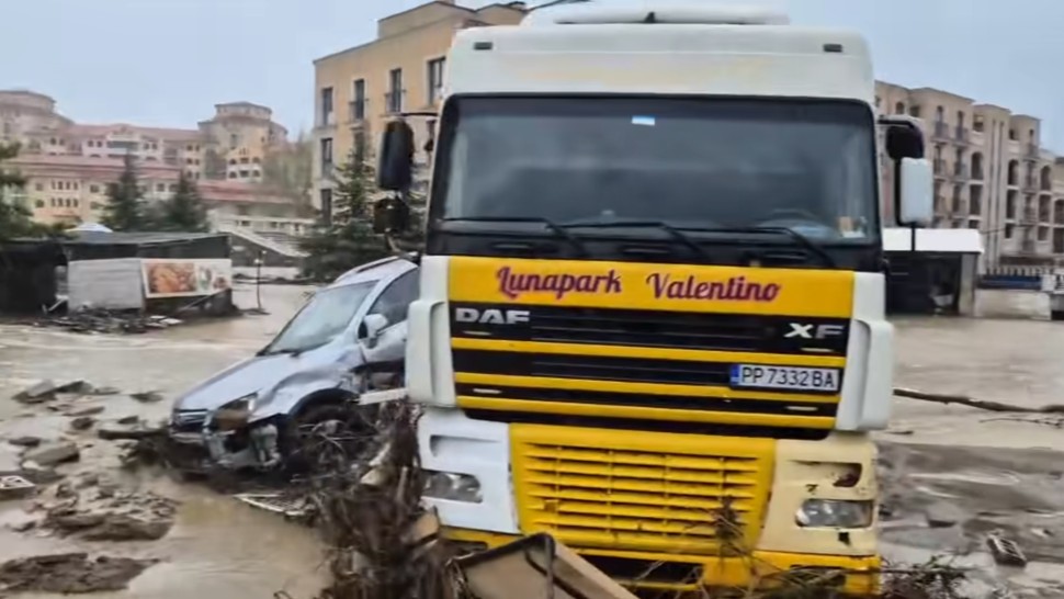 Inundații puternice în Bulgaria. Mai multe stațiuni sunt sub ape și trei oameni au murit VIDEO