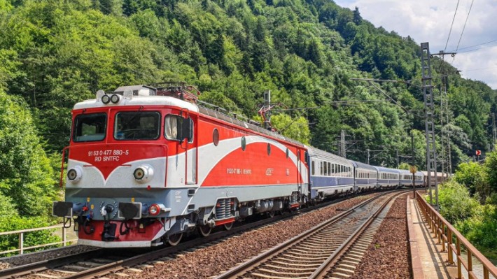 CFR își declară falimentul pe 31 mai. Vicepremierul Oana Gheorghiu anunță ce activitate va mai putea prelua Carpatica Feroviar