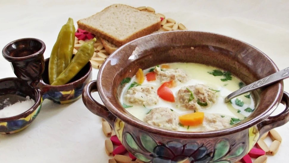 Rețeta de ciorbă de perișoare cu legume. Este mâncarea care încălzește sufletul în sezonul rece