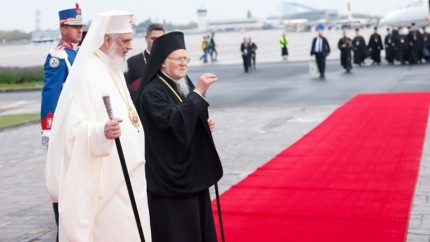 Patriarhul Bartolomeu a sosit la București pentru aniversările Bisericii Ortodoxe Române. Programul complet al Sfințirii picturii Catedralei Naționale