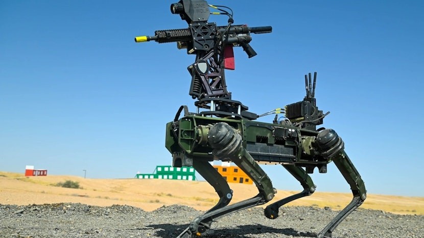Războiul trece la nivelul următor. Câinele-robot cu grenade și mitraliere pregătit pentru prima linie