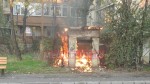 O ghenă de gunoi a luat foc pe strada Barbu Văcărescu din București. Focul stins parțial de localnici cu găleți de apă până la venirea pompierilor FOTO și VIDEO