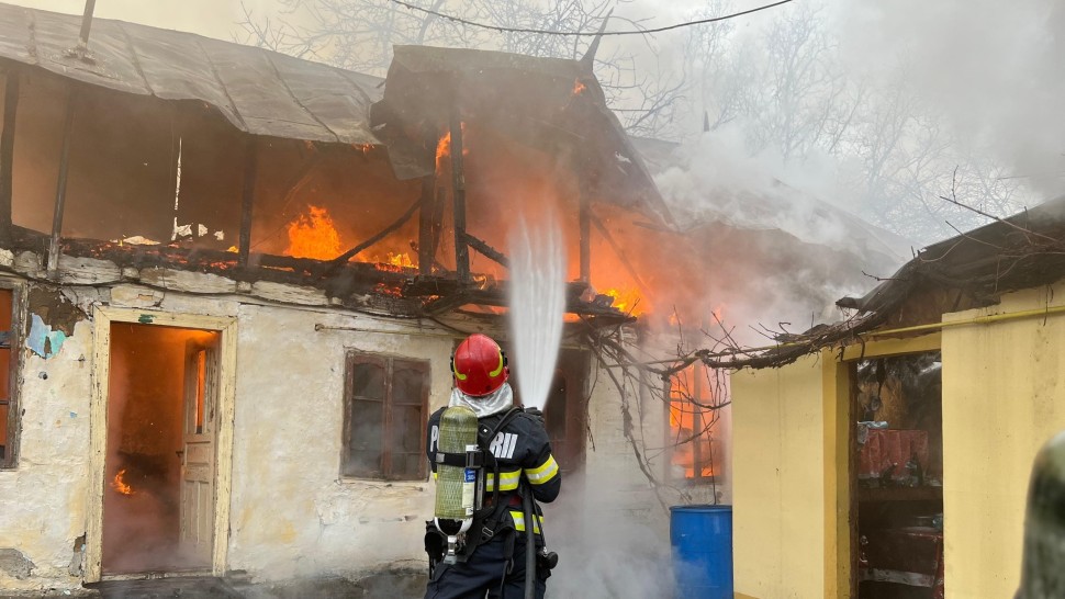 Incendiu violent în oraşul prahovean Băicoi. O persoană a fost găsită carbonizată