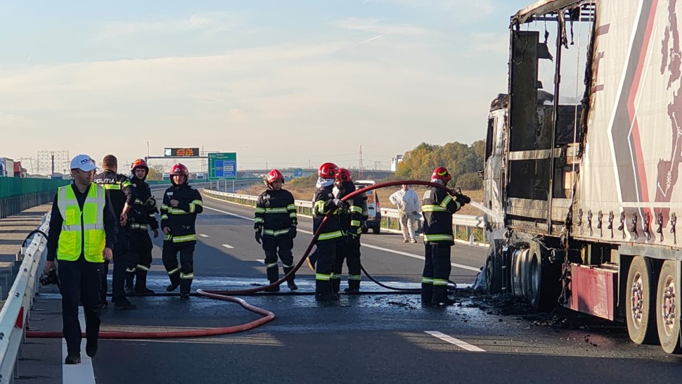 Autostrada A0 blocată după ce un TIR a luat foc la Km 81 FOTO și VIDEO EXCLUSIV