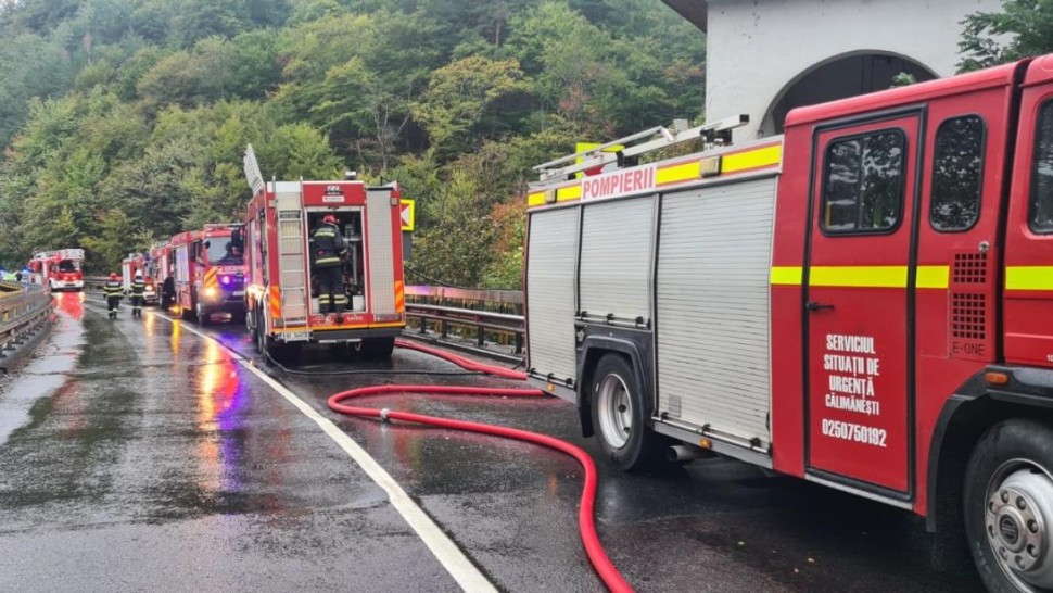 Incendiu puternic la Mănăstirea Cozia Veche. Traficul pe DN 7 este oprit