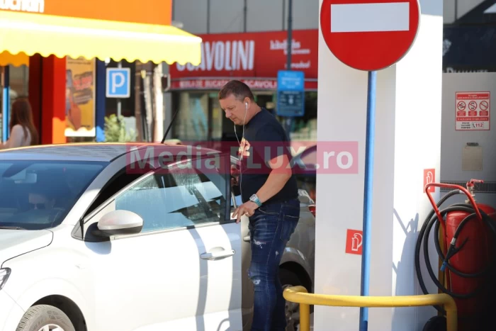 EXCLUSIV PAPARAZZI Ionuț Chirilă, om de afaceri la Monaco, rupe șoselele Capitalei cu un ”bolid” Logan. Nu e bine să pari nabab FOTO și VIDEO