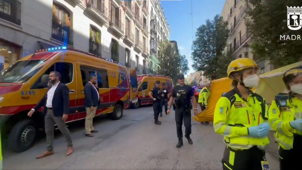 O clădire s-a prăbușit în centrul orașului Madrid. Zeci de oameni sunt prinși sub dărâmături VIDEO