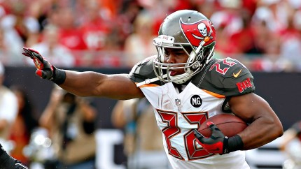 O fostă vedetă din NFL Doug Martin a murit în custodia poliției din California. Inițial a avut un conflict cu forțele de ordine