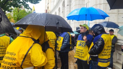 Profesorii continuă protestele în fața Ministerului Finanțelor. Sindicaliștii nu se sperie nici de Codul roșu anunțat