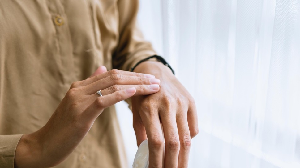 Cum să-ți protejezi pielea de frig și umiditate la final de octombrie. Sfaturi de la dermatologi