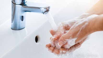 UE vrea să clasifice etanolul drept substanță periculoasă. Utilizarea sa în gelurile dezinfectante interzisă