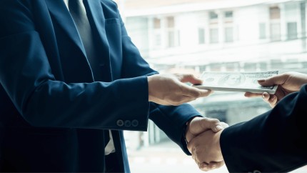 Noua fraudă care îi vizează pe cei care locuiesc la bloc Românii pot pierde într-o secundă toți banii din casă