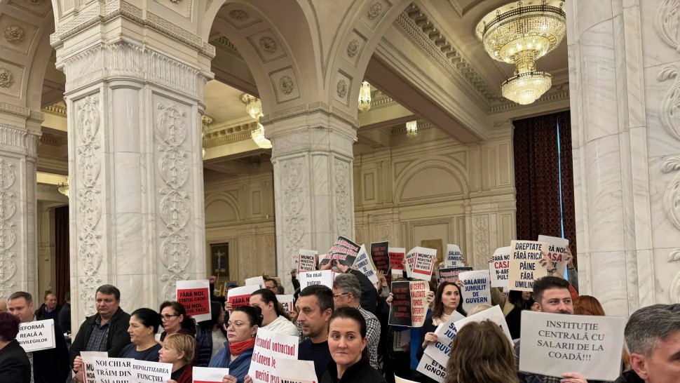Protest spontan al angajaților de la Camera Deputaţilor. Bolojan tăiați de la voi nu de la noi