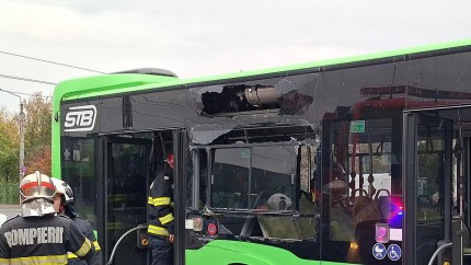 Accident între un tramvai și un autobuz STB în cartierul Drumul Taberei din București. Sunt 8 victime VIDEO