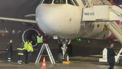 Incident aviatic pe Aeroportul Băneasa la aterizarea unui avion Wizz Air. UPDATE Reacția companiei după incident. Pasagerii coborâți în siguranță pe o ieșire de urgență cu tobogan