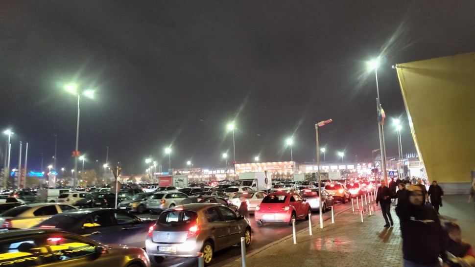 EXCLUSIV. Isteria Black Friday. Parcări supra-aglomerate drumuri blocate cozi uriașe. S-a așteptat și două ore la ieșirire din marile centre comerciale
