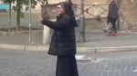 Călugărița româncă virală după ce a dirijat circulația într-o intersecție aglomerată din Roma. Toată lumea o laudă