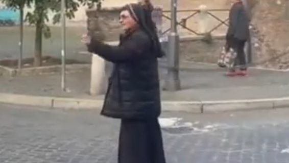 Călugărița româncă virală după ce a dirijat circulația într-o intersecție aglomerată din Roma. Toată lumea o laudă
