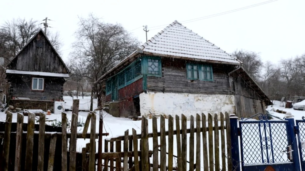 Ritualul curațeniei de Crăciun la sat. De la bătutul pernelor la ger la frecarea podelelor cu leșie
