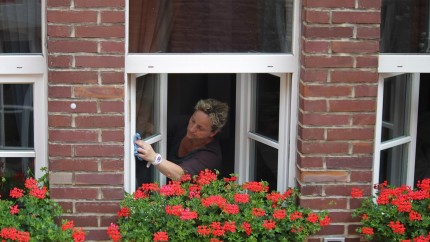 Trucul simplu pentru a curăța corect geamurile iarna fără urme sau abur