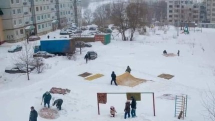 Obiceiurile comunitare din comunism bătutul covoarelor la zăpadă și ceșcuța cu zahăr de împrumut