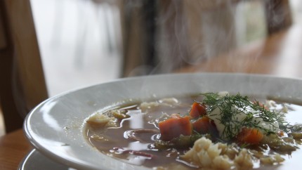 Borș de legume cu pătrunjel. Este ideal pentru detoxifiere și energie în zilele friguroase