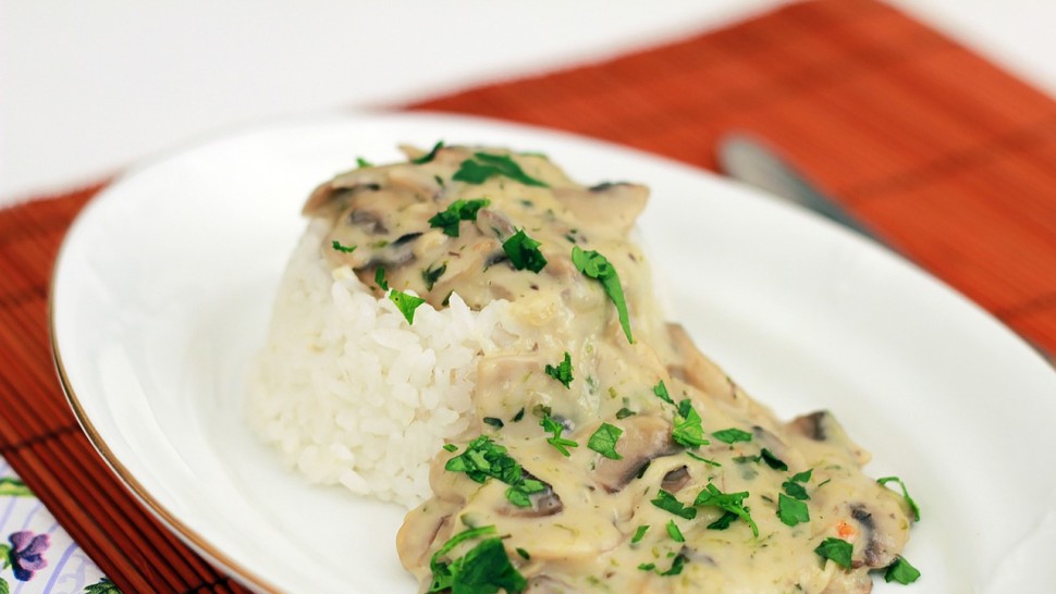 Tocăniță de ciuperci cu smântână. Cea mai simplă rețetă pentru serile de toamnă