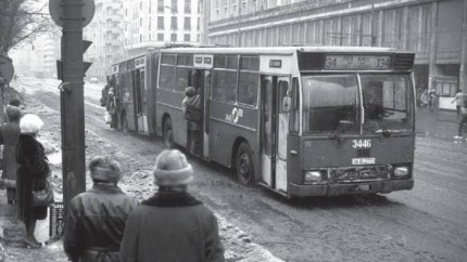 Iernile gri. Cum se apărau de frig românii în vremea comunismului. Îmbrăcatul în straturi și pături chinezești la ferestre