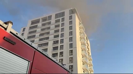 Incendiu cu degajări mari de fum într-un bloc din București cu 11 etaje UPDATE Focul a fost stins. 152 de persoane evacuate 17 persoane la spital. Focul a fost stins VIDEO