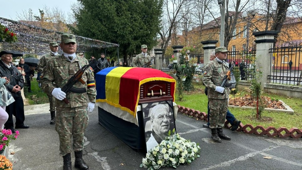 Înmormântarea lui Emeric Ienei. Generația Steaua 86 s-a reunit la catafalc. Nea Imi omagiat cu torțe de suporterii Stelei iar nepoata i-a cântat imnul