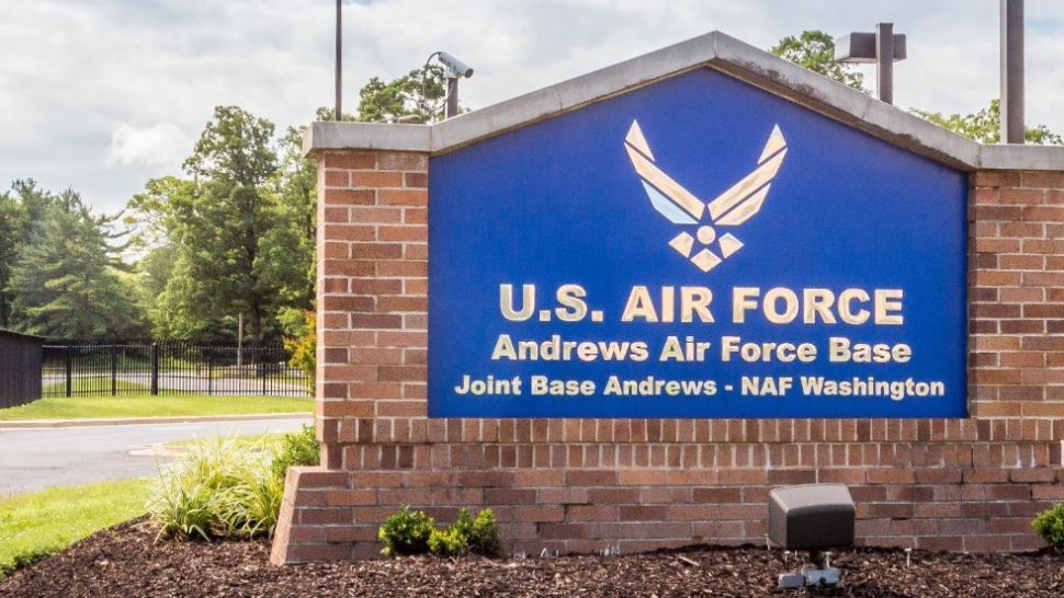 Mai multe persoane de la baza militară americană Andrews unde miercuri s-a aflat Trump s-au îmbolnăvit după livrarea unui pachet suspect