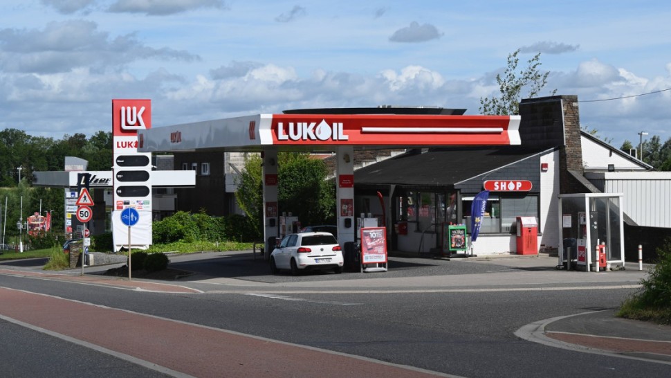 Guvernul pregătește schimbarea Legii petrolului. Lukoil ar putea trece la statul român