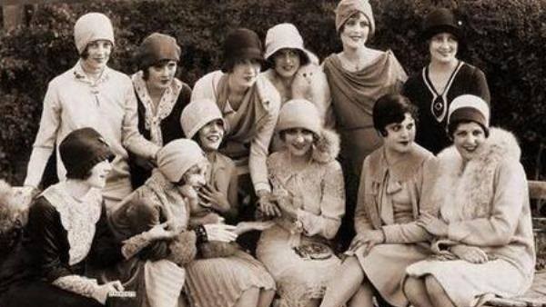 Unde se îmbrăca lumea bună din București pentru petrecerile de Revelion. Dionisie Enescu și Ada Zăgănescu arhitecții modei interbelice