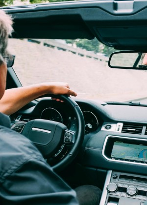 6.000 de euro pentru un permis auto. Șase persoane din București și Giurgiu au fost reținute