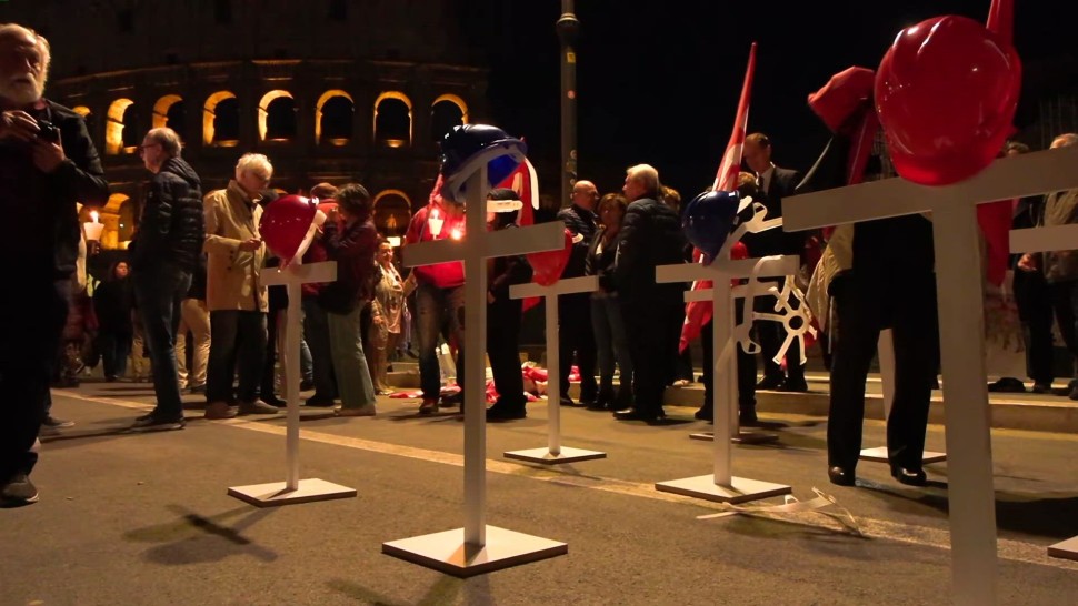 Procesiune cu lumânări aprinse la Roma pentru muncitorul român mort după prăbușirea turnului Torre dei conti. Tragedia a lovit în inima Italiei