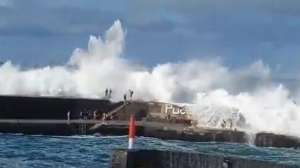 Valuri gigantice  în faimoasa insulă Tenerife. Trei oameni au murit. E dezastru în Puerto de la Cruz