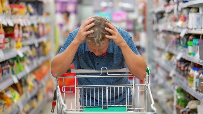 Puterea de cumpărare în România în picaj. Românii cumpără tot mai puțin ieftin și fac rabat la calitate