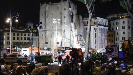 Românul prins sub dârămăturile turnului Torre dei Conti a fost scos după 11 ore. Muncitorul a murit la spital