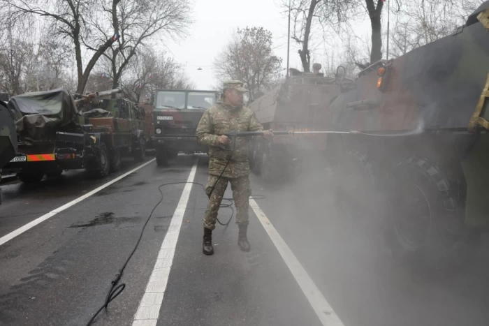 Soldați se pregătesc pentru începerea paradei militare de Ziua Națională a României, în București, 1 decembrie 2025. Inquam Photos / Octav Ganea Inquam Photos / George Călin