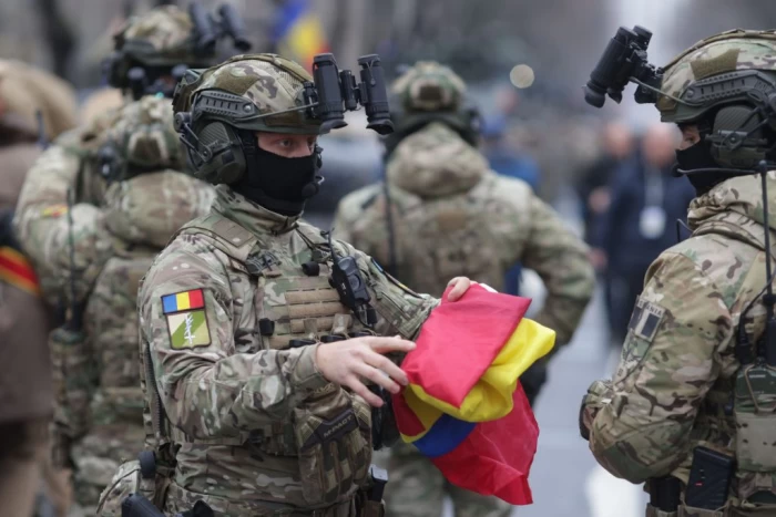Soldați se pregătesc pentru începerea paradei militare de Ziua Națională a României, în București, 1 decembrie 2025. Inquam Photos / Octav Ganea Inquam Photos / George Călin