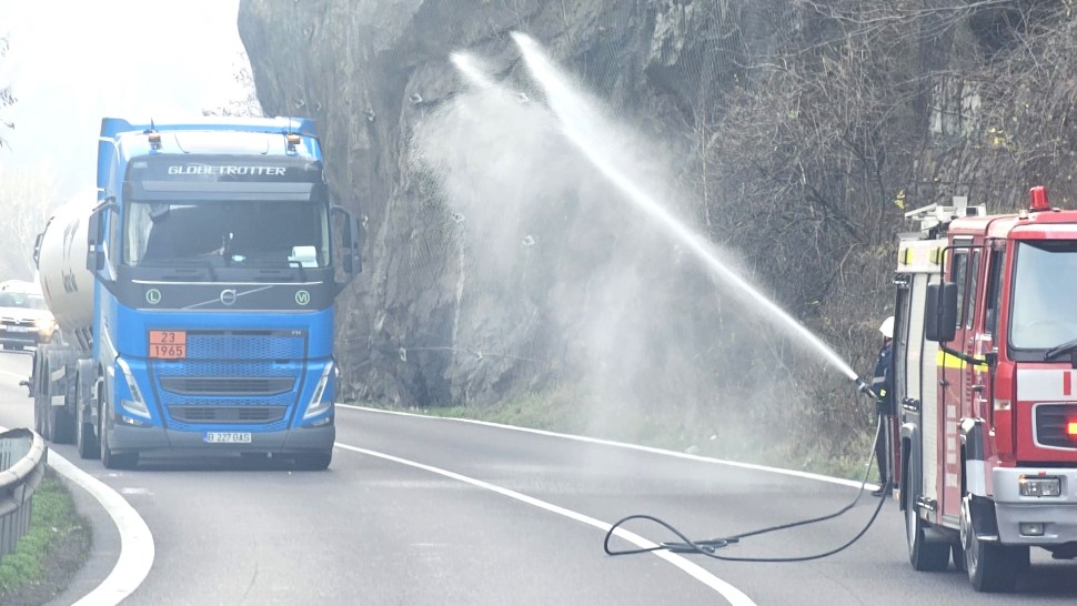 Pericol de explozie pe Valea Oltului Scăpări de gaze dintr-o cisternă cu GPL UPDATE Traficul rămâne închis