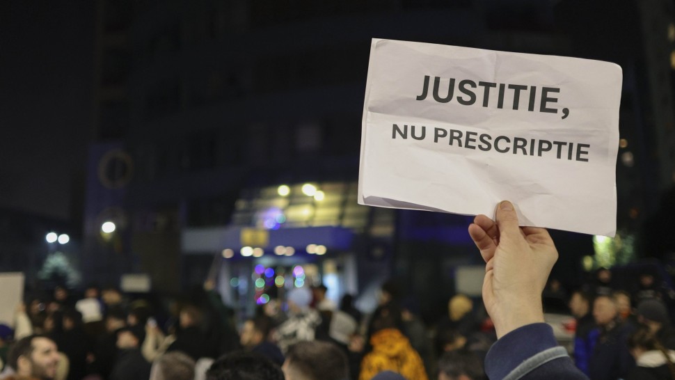 Protest cu sute de oameni în fața CSM. Oamenii strigă pentru independența justiției Integritate nu complicitate. Reacția premierului Bolojan GALERIE FOTO UPDATE