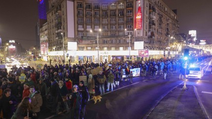 Participanţii la marşul Împreună pentu Justiţie au pornit spre Piaţa Victoriei. Este a cincea seară de proteste în Bucureşti şi în ţară VIDEO
