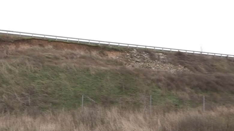 Alunecări de teren pe Drumul Expres Craiova-Pitești. Traficul nu este afectat VIDEO