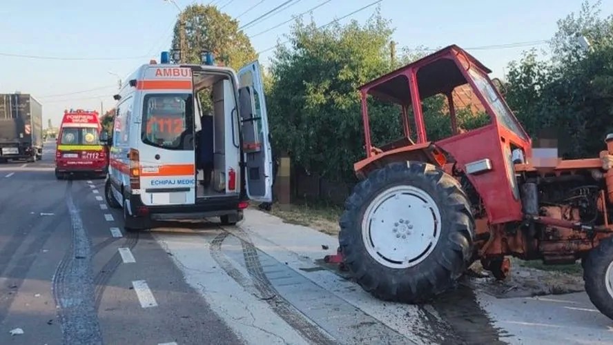Timișorean reţinut 24 de ore după ce a lovit cu un tractor neînmatriculat patru maşini parcate. Băuse și nu avea permis