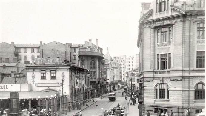 Cum se circula în București acum 100 de ani. Conviețuirea riscantă dintre trăsuri automobile și tramvaie