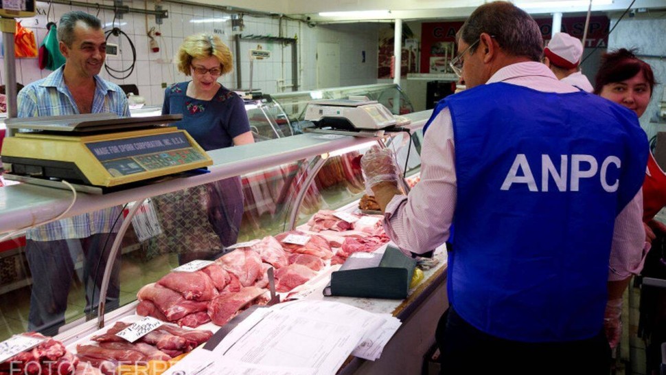 Lovitură pentru români chiar înainte de Crăciun. ANSVSA retrage de la raft tone de carne fructe și legume alterate