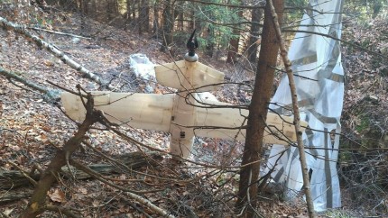 Alertă în Argeș după ce o dronă de mari dimensiuni a fost găsită prăbușită. Avea atașată și o parașută