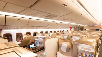 Una dintre cele mai luxoase companii aeriene recrutează în România cât câștigă o stewardesă și ce beneficii primește